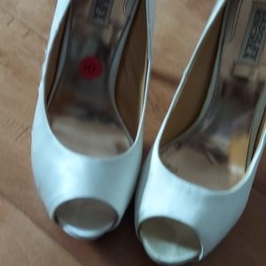 Peep toe pump fabric shoe.